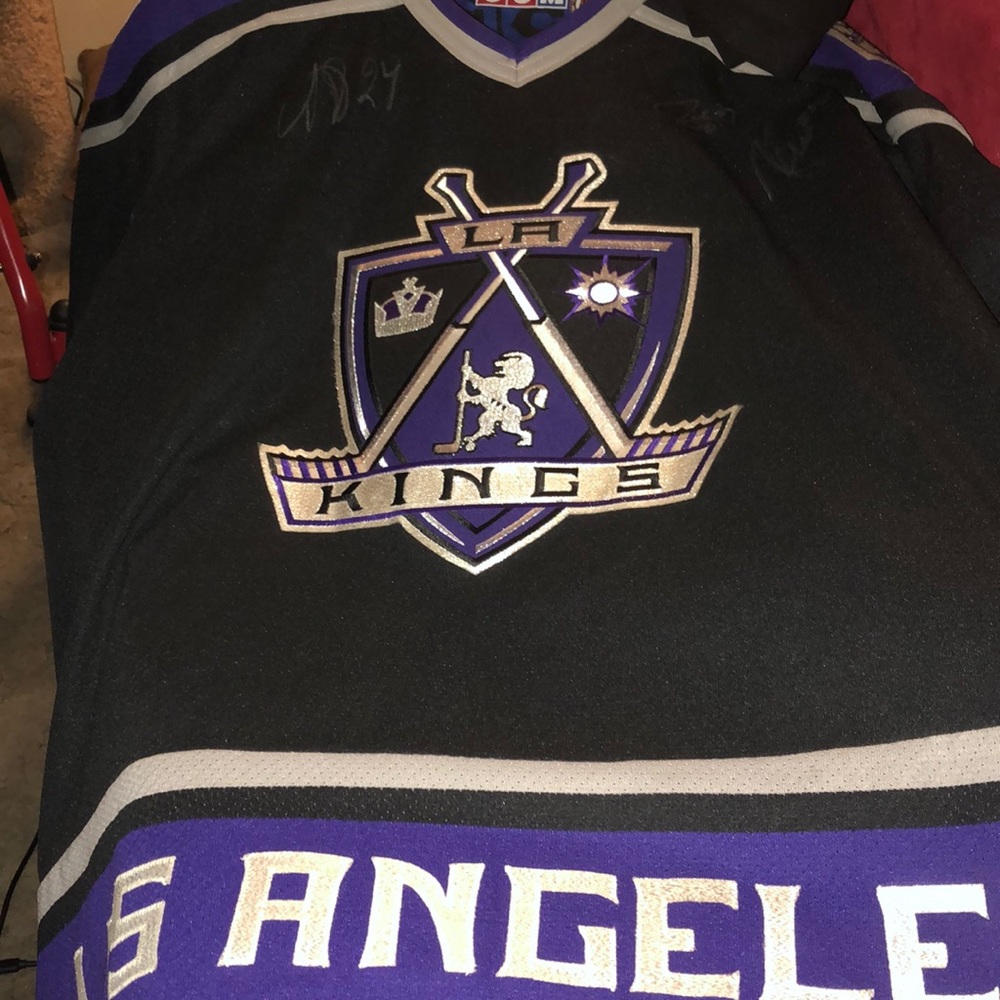 La Kong’s authentic jersey. Has 3 ssignitirres